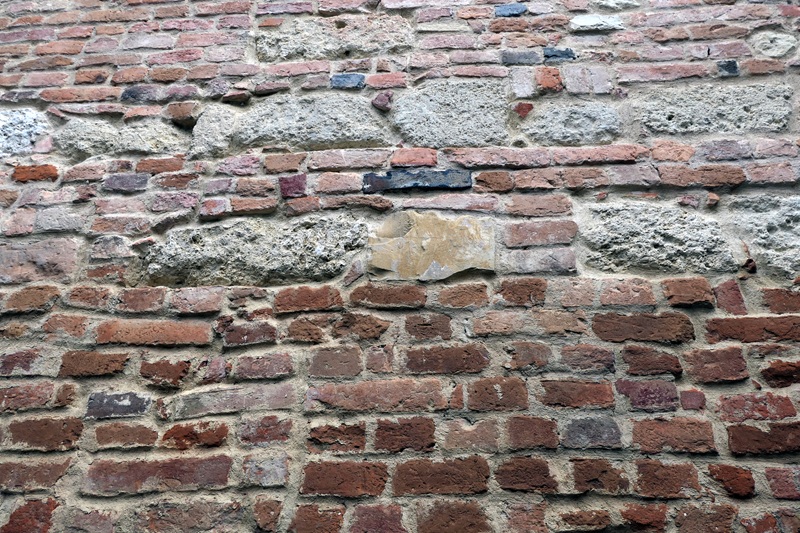 muro umido tufo mattoni pietra misto